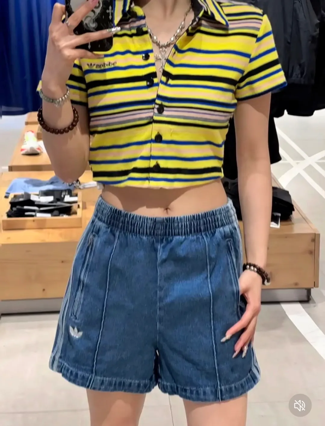 No watermark upper body rendering 𝟬𝟱𝟰𝟳#Exclusive real shot/difference between various stolen pictures and online version on the market [𝗔𝗱𝗶𝗱𝗮𝘀Adidas Song Yuqi Same Style Clover American Trendy Denim Shorts] ✅Full set of 1:1 customized accessories ➕Customized three-label ➕𝗬𝘂𝗮𝗻 version hang tag ➕𝗹𝗼𝗴𝗼 packaging bag🔥 ➕Scan the tag to enter the official website. ✅Top Original version, ins Xiaohongshu Dewu Kuaishou and many bloggers wear it. ✅Washed denim + three-stripe design, the clover logo is super recognizable✨. Loose fit, comfortable to wear and Breathable, suitable for summer commuting, leisure, and sports! With Versatile attributes, it can be worn casually and easily switch between street or vacation styles. It is a must-have item in your summer wardrobe! Color: Blue Size: xs-x L